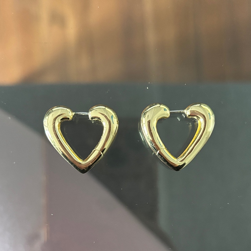 Gorjana Amour Heart Hoops